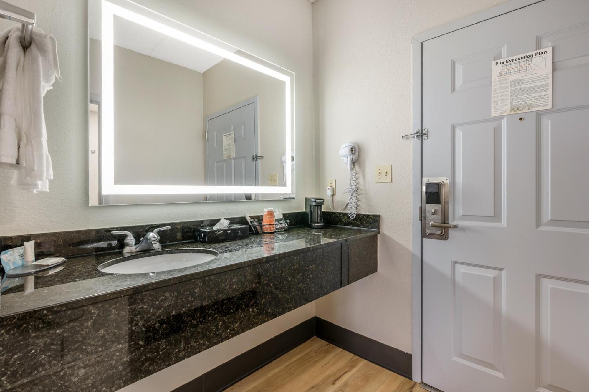 Clarion Pointe Louisville East Екстериор снимка