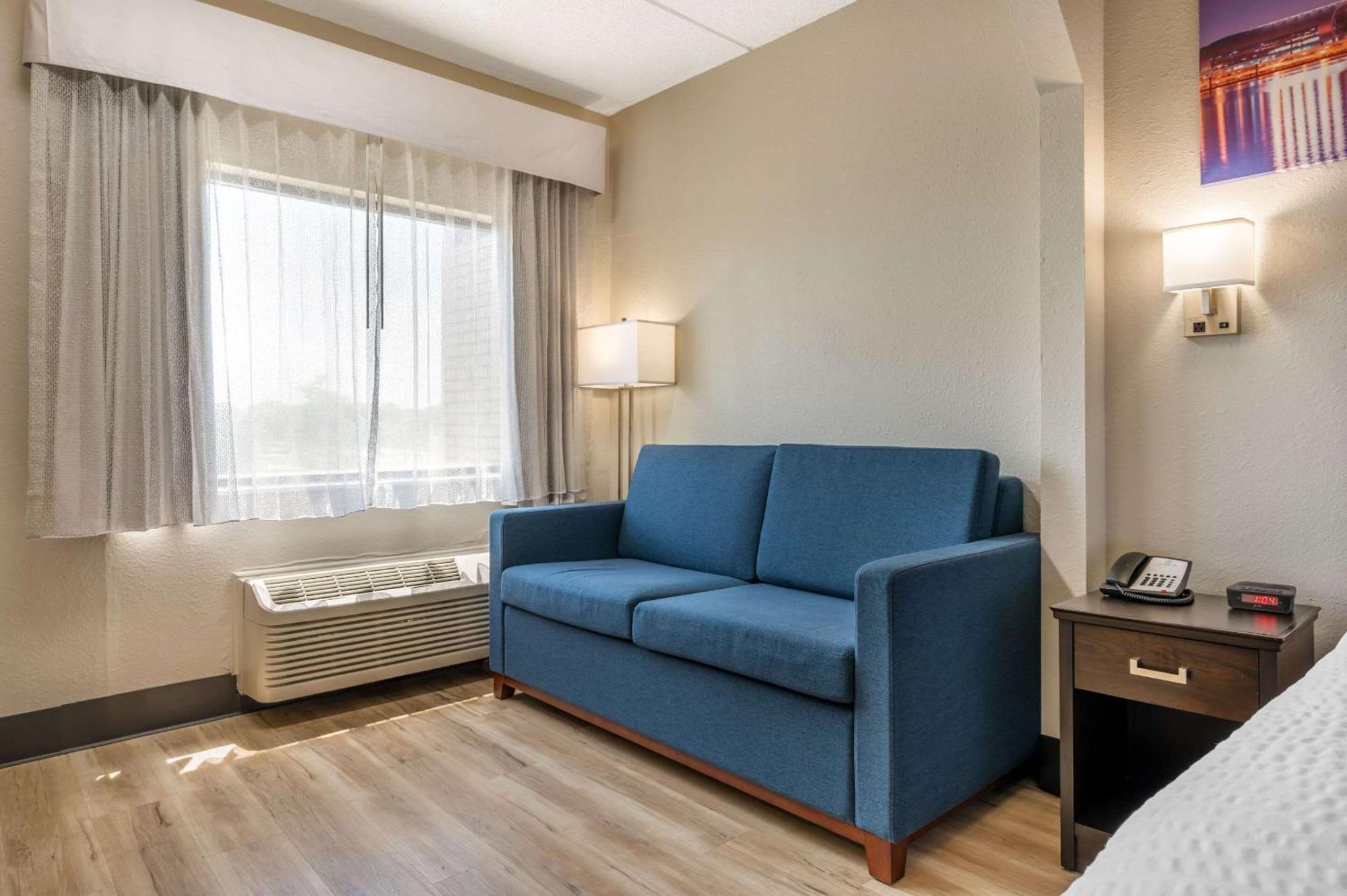 Clarion Pointe Louisville East Екстериор снимка