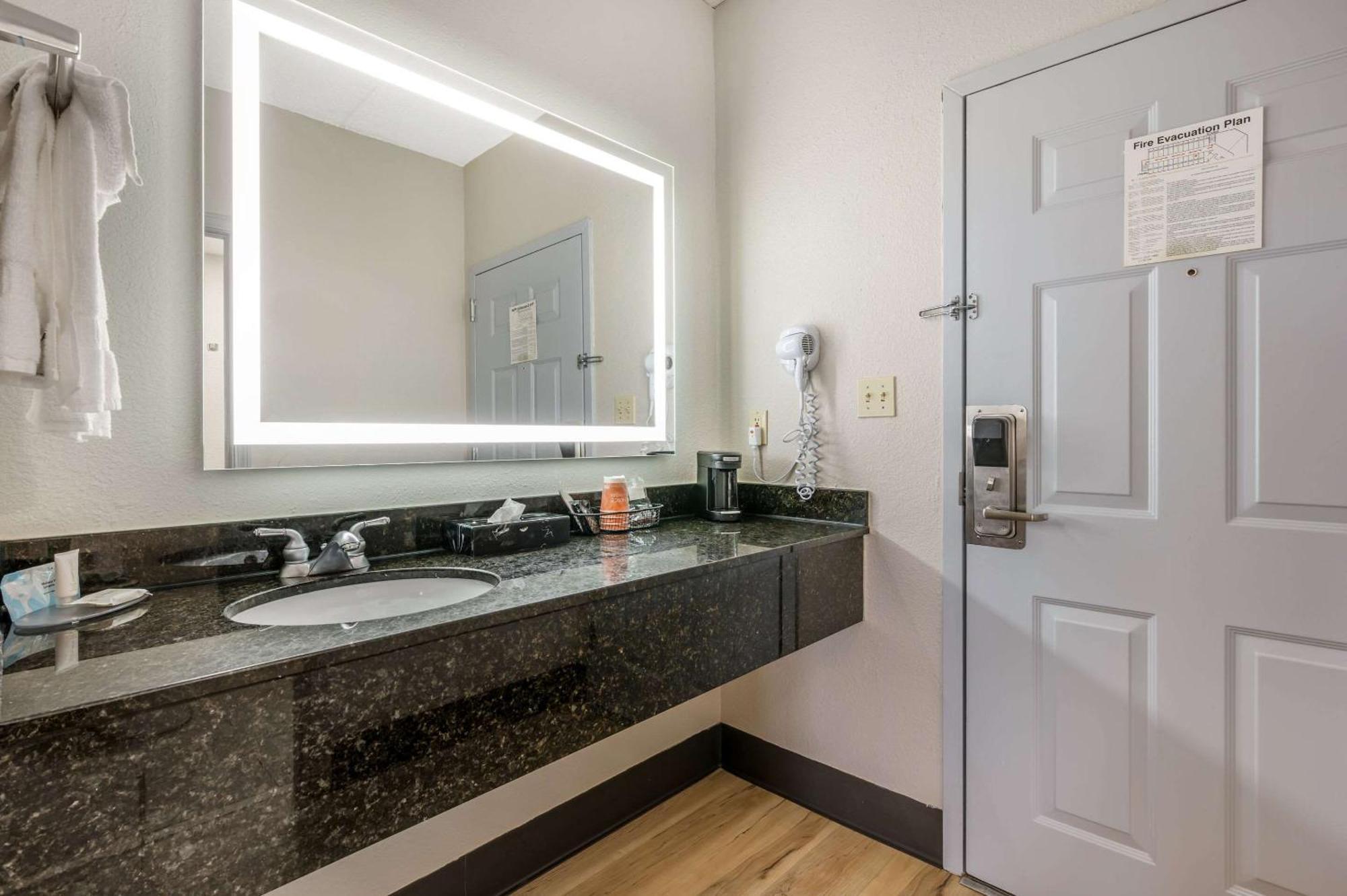 Clarion Pointe Louisville East Екстериор снимка